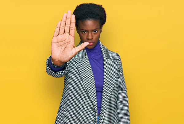 Молода Афроамериканка Одягнена Повсякденний Одяг Перестає Співати Долонею Вираз Тривоги — стокове фото