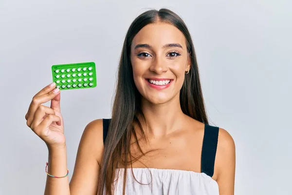 Ung Latinamerikansk Kvinna Håller Piller Ser Positiva Och Glada Stående — Stockfoto