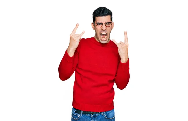 Jóképű Spanyol Férfi Alkalmi Ruhában Szemüvegben Őrült Arckifejezéssel Kiabálva Rock — Stock Fotó