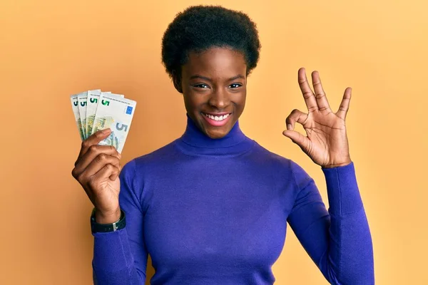 Молода Афроамериканська Дівчина Тримає Купку Банкнот Номіналом Євро Малює Пальцями — стокове фото