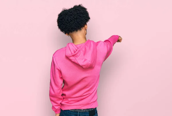 Jovem Americano Africano Com Cabelo Afro Vestindo Camisola Rosa Casual — Fotografia de Stock