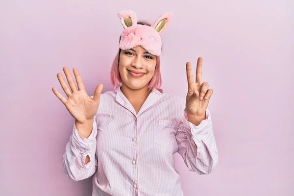 Mulher Hispânica Com Cabelo Rosa Usando Máscara Sono Pijama Mostrando — Fotografia de Stock