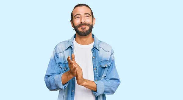 Uomo Attraente Con Capelli Lunghi Barba Indossa Giacca Jeans Casual — Foto Stock