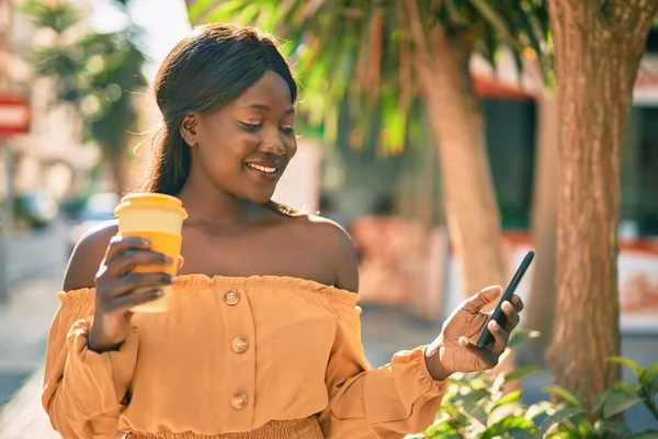 Mladý Africký Americký Žena Pomocí Smartphone Pití Kávy Městě — Stock fotografie