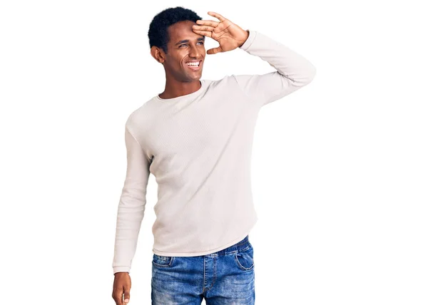 Hombre Guapo Africano Con Suéter Invierno Casual Muy Feliz Sonriente —  Fotos de Stock