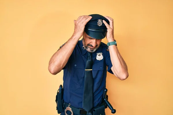 Uomo Ispanico Mezza Età Uniforme Della Polizia Che Soffre Mal — Foto Stock