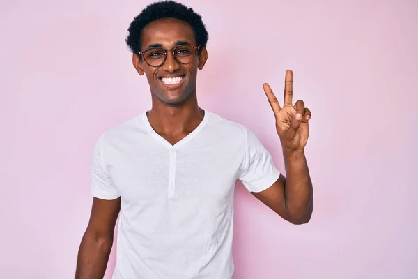 Homem Bonito Africano Vestindo Roupas Casuais Óculos Sorrindo Com Rosto — Fotografia de Stock