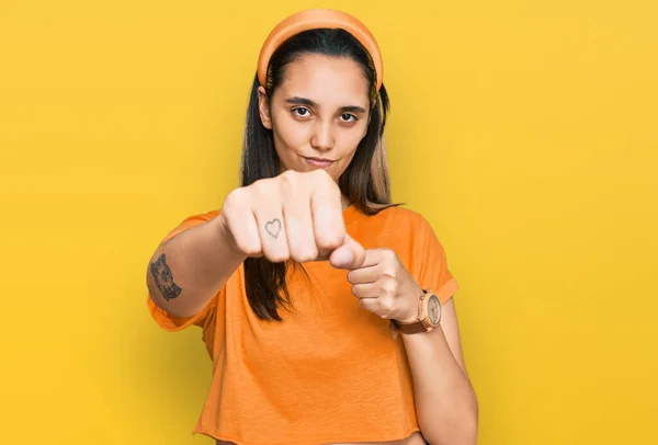 Jonge Spaanse Vrouw Met Casual Kleding Die Vuist Slaat Vechten — Stockfoto