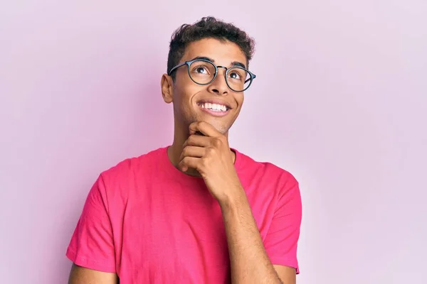 Fiatal Jóképű Afro Amerikai Férfi Szemüveget Visel Rózsaszín Háttér Felett — Stock Fotó