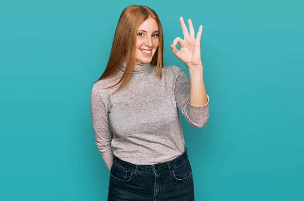 Młoda Irlandka Ubrana Luźne Ubrania Uśmiechnięta Pozytywnie Robiąca Znak Dłońmi — Zdjęcie stockowe