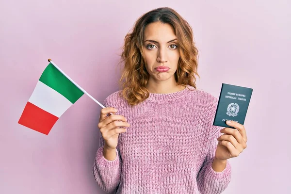 Jonge Blanke Vrouw Met Italiaanse Vlag Paspoort Depressief Zorgen Voor — Stockfoto