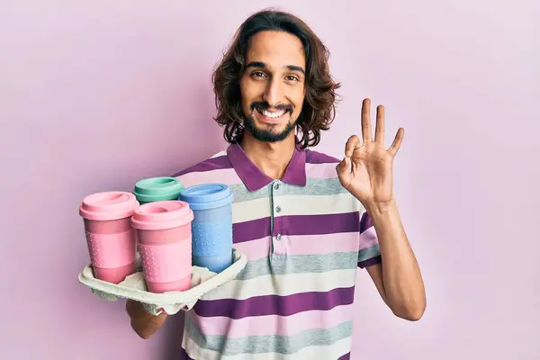 Giovane Uomo Ispanico Tenendo Vassoio Con Take Away Caffè Facendo — Foto Stock