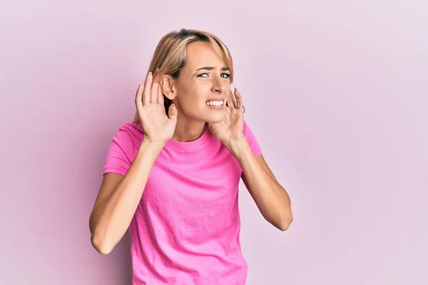 Bella Donna Bionda Che Indossa Una Maglietta Rosa Casual Cercando — Foto Stock