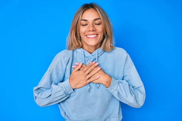 Mulher Branca Bonita Vestindo Camisola Casual Sorrindo Com Mãos Peito — Fotografia de Stock