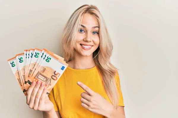 Vacker Kaukasisk Blond Flicka Med Eurosedlar Som Ler Glatt Pekar — Stockfoto