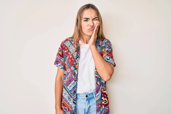 Modern Kıyafetler Giyen Genç Sarışın Bir Kadın Diş Ağrısı Diş — Stok fotoğraf