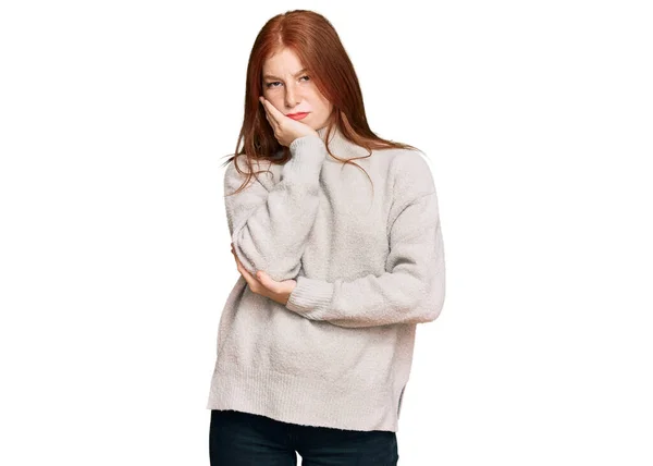 Joven Leer Cabeza Mujer Usando Casual Invierno Suéter Pensando Buscando — Foto de Stock