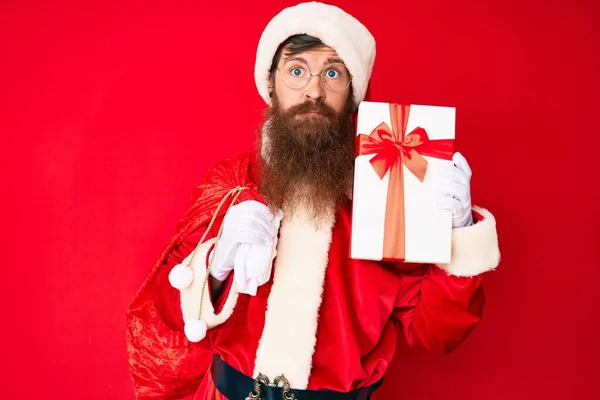 Schöner Junger Roter Mann Mit Langem Bart Weihnachtsmann Kostüm Und — Stockfoto