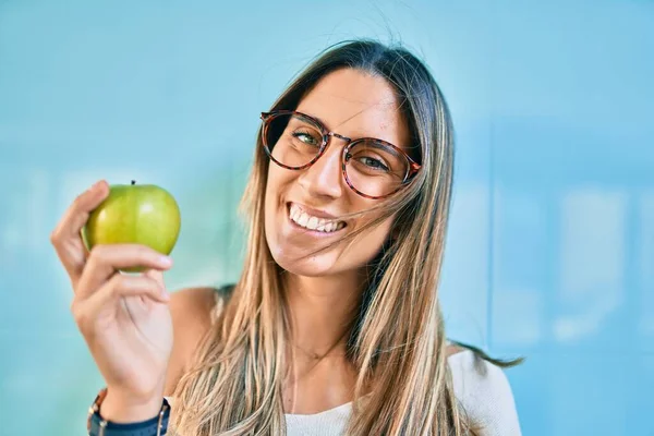 Joven Mujer Caucásica Sonriendo Feliz Comiendo Manzana Verde Ciudad —  Fotos de Stock