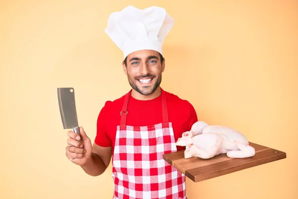 Νεαρός Ισπανός Μαγειρεύει Κοτόπουλο Κρατώντας Μαχαίρι Χαμογελώντας Ένα Χαρούμενο Και — Φωτογραφία Αρχείου