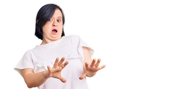 Жінка Синдромом Брюнета Одягнена Білу Сорочку Налякана Страхом Перестала Жестикулювати — стокове фото