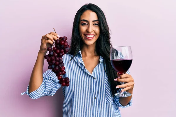 Bella Donna Ispanica Possesso Ramo Uva Fresca Vino Rosso Sorridente — Foto Stock