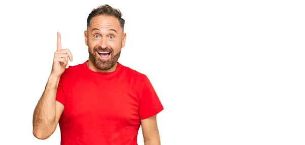 Hombre Guapo Mediana Edad Con Camiseta Roja Casual Apuntando Con —  Fotos de Stock