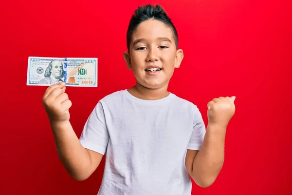 Mały Chłopiec Latynos Trzyma 100 Dolarów Banknotu Krzycząc Dumny Świętując — Zdjęcie stockowe