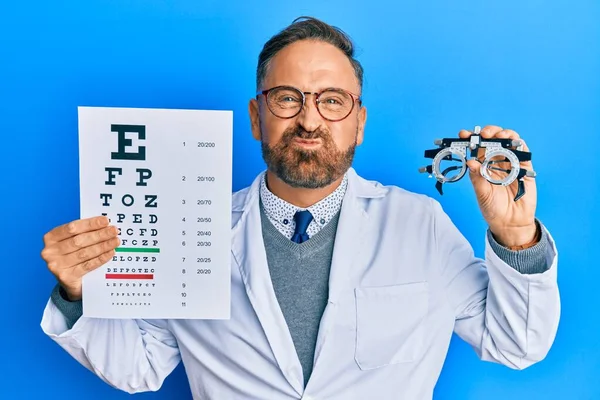 Hombre Guapo Mediana Edad Sosteniendo Gafas Optometría Examen Médico Soplando — Foto de Stock