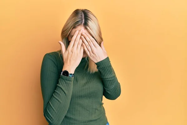 Junge Kaukasische Frau Lässiger Kleidung Und Brille Mit Traurigem Gesichtsausdruck — Stockfoto