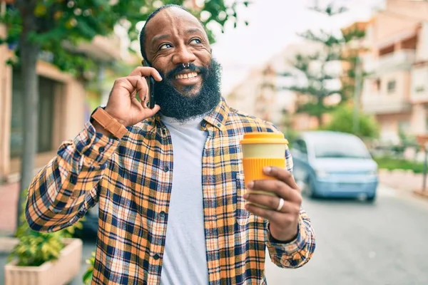 Jóképű Modern Afro Amerikai Férfi Szakállal Telefonban Beszél Városban Boldog — Stock Fotó