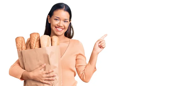 Ung Vacker Latinamerikansk Flicka Som Håller Papperspåse Med Bröd Leende — Stockfoto
