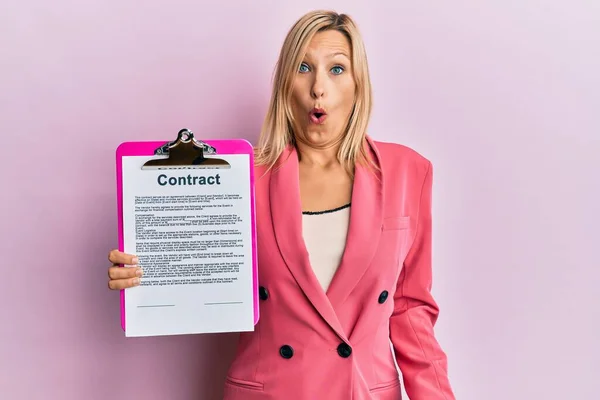 Mooie Middelbare Leeftijd Blonde Vrouw Houden Klembord Met Contract Document — Stockfoto