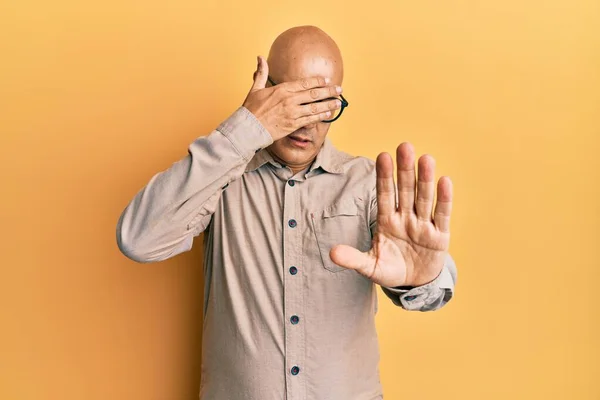 Mann Mittleren Alters Mit Glatze Lässiger Kleidung Und Brille Die — Stockfoto