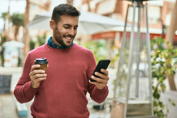 Jonge Spaanse Man Die Smartphone Gebruikt Koffie Drinkt Stad — Stockfoto