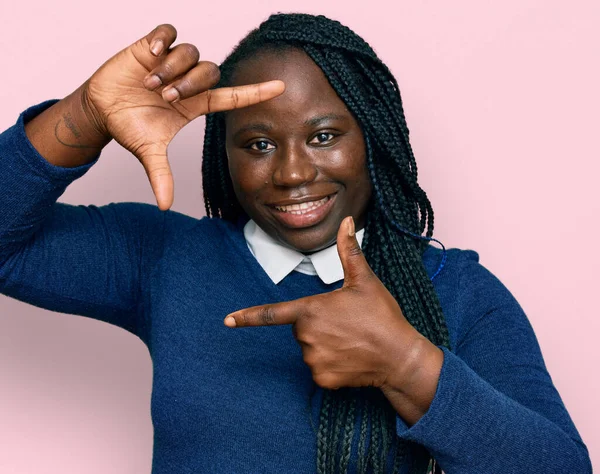 Jeune Femme Noire Avec Des Tresses Portant Des Vêtements Décontractés — Photo