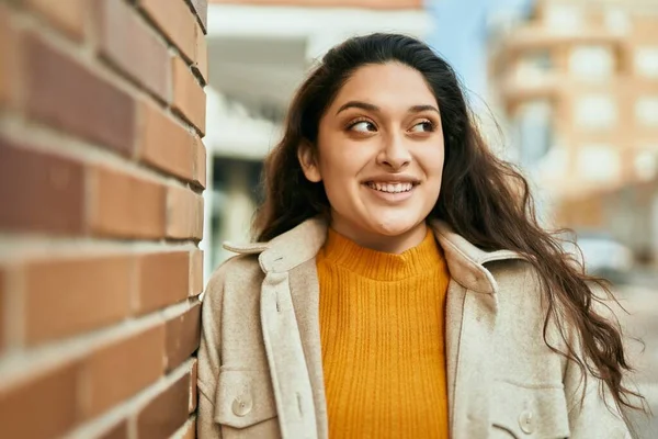 Jonge Vrouw Uit Het Midden Oosten Glimlachend Blij Staand Stad — Stockfoto
