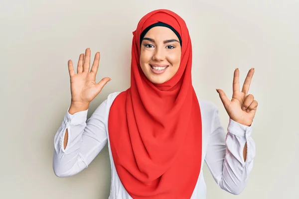 Ung Vacker Latinamerikansk Flicka Bär Traditionell Islamisk Hijab Halsduk Visar — Stockfoto