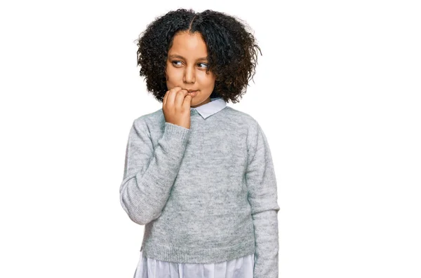 Ung Liten Flicka Med Afro Hår Bär Casual Kläder Ser — Stockfoto