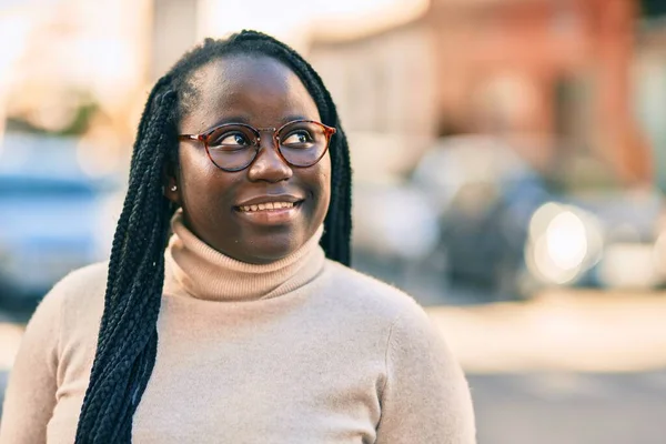 Nuori Afrikkalainen Amerikkalainen Nainen Hymyilee Onnellinen Seisoo Kaupungin — kuvapankkivalokuva