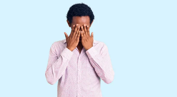 Αφρικανός Όμορφος Άντρας Φοράει Ροζ Πουκάμισο Λυπητερή Έκφραση Που Καλύπτει — Φωτογραφία Αρχείου