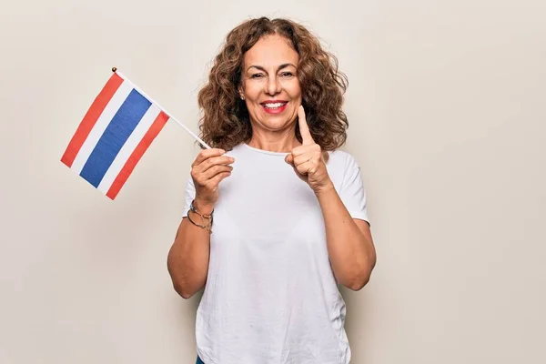 Středního Věku Krásná Turistka Drží Thajskou Vlajku Nad Izolovaným Bílým — Stock fotografie