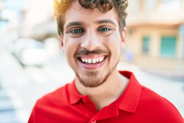 Pemuda Tampan Kaukasia Tersenyum Bahagia Berjalan Kota — Stok Foto