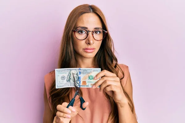 Jonge Brunette Vrouw Snijden Dollars Met Een Schaar Voor Valuta — Stockfoto