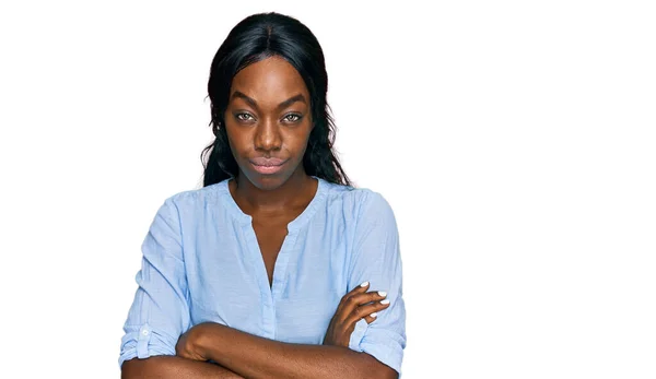 Ung Afrikansk Amerikansk Kvinna Klädd Avslappnade Kläder Skeptisk Och Nervös — Stockfoto