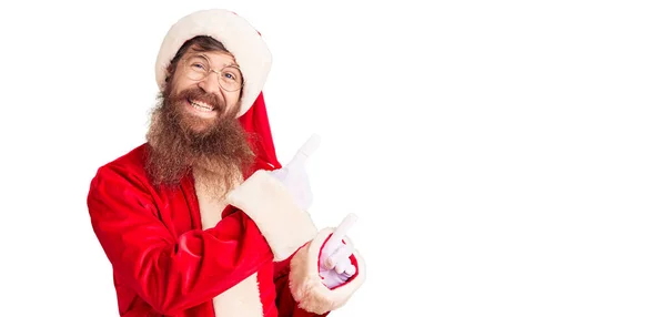 Stilig Ung Röd Huvud Man Med Långt Skägg Bär Santa — Stockfoto