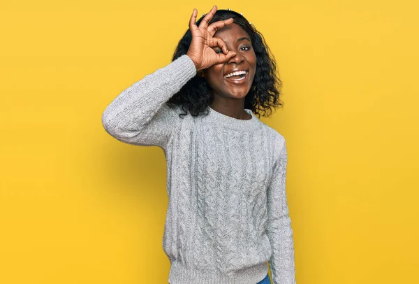 Mooie Afrikaanse Jonge Vrouw Dragen Casual Winter Trui Doet Gebaar — Stockfoto