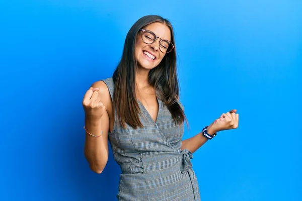 Mujer Hispana Joven Con Vestido Negocios Gafas Muy Contenta Emocionada —  Fotos de Stock