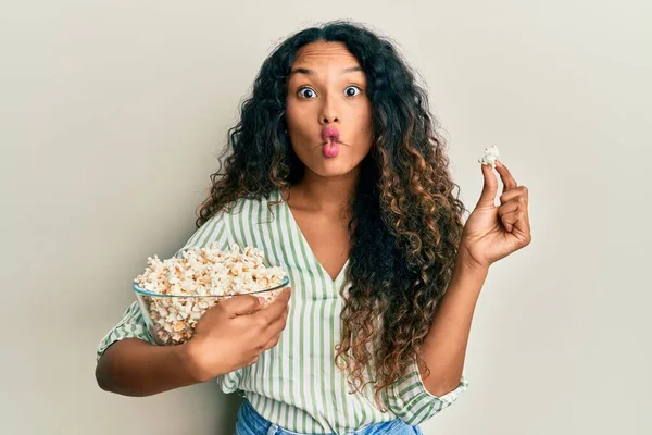 Jong Latijn Vrouw Eten Popcorn Maken Vis Gezicht Met Mond — Stockfoto