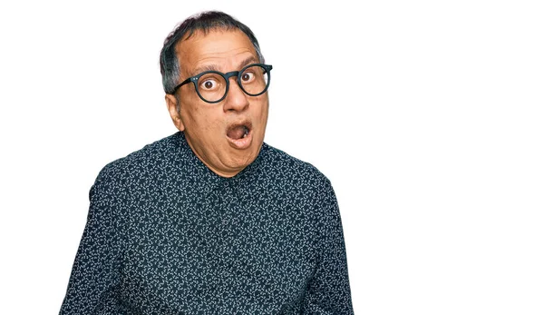 Medelålders Indian Man Bär Casual Kläder Och Glasögon Rädd Och — Stockfoto